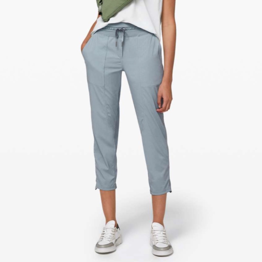NWT Lulu Lemon Dance Studio Mid-Rise Cropped Pant, Chambray Color, Size 0